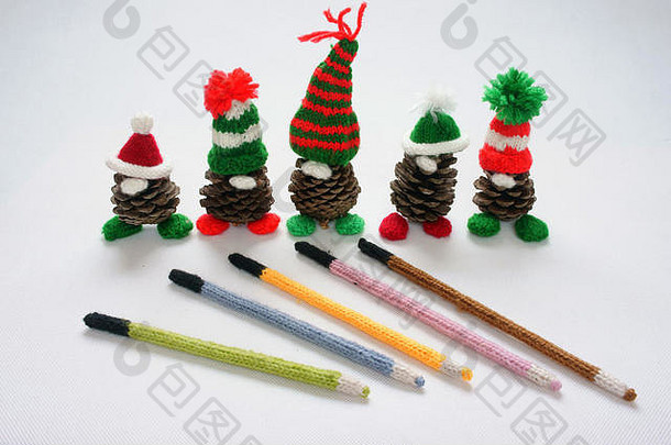 圣诞节松Gnome白色背景圣诞节松果穿圣诞节他装饰冬天假期红色的绿色纱