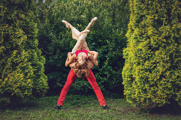 美丽的现代<strong>芭蕾</strong>舞夫妇跳舞夏天在户外