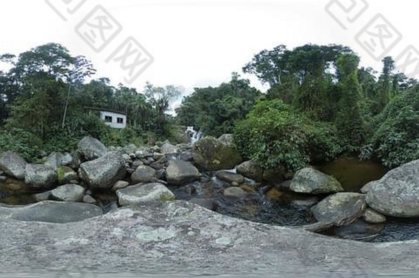 河包围巨大的巨石密集的绿色热带森林照片