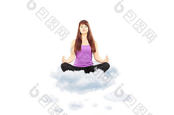 年轻的女运动员装坐着云冥想