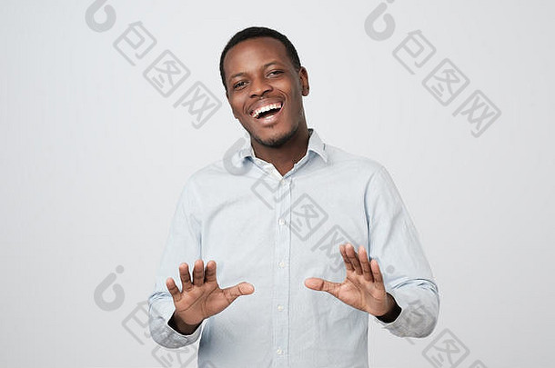 积极的非洲的家伙显示停止手势停止在开玩笑累了笑