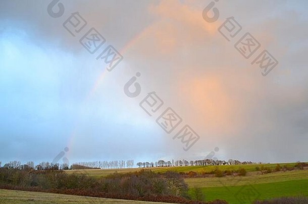 彩虹出现暴风云12月卢林斯通国家公园肯特英格兰狂风暴雨的冬天北波动场景