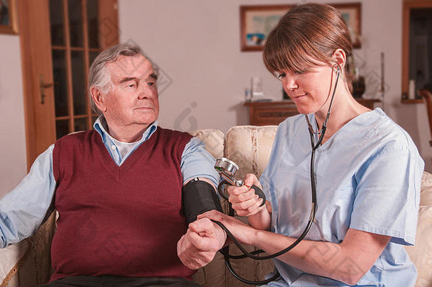 护士测量老年人血压力
