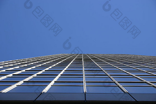 现代建筑关闭窗户蓝色的天空
