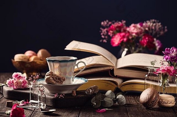 杯咖啡书粉红色的康乃馨花