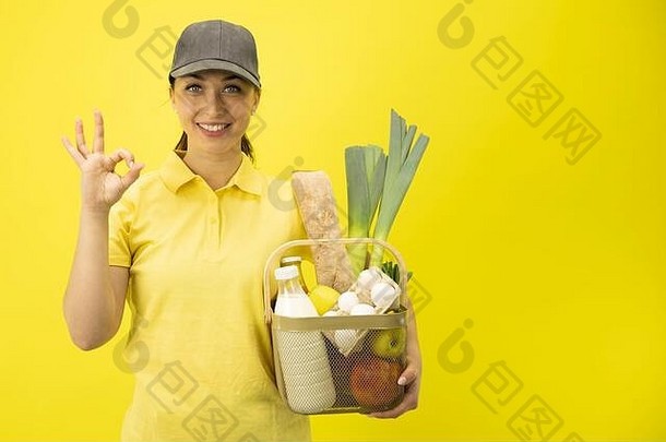 食物交付服务女孩食品杂货篮子黄色的背景复制空间