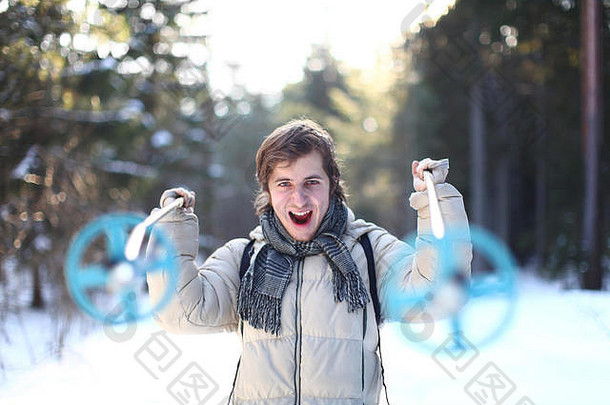 尖叫滑雪越野波兰人阳光明媚的冬天一天森林焦点年轻的男人。