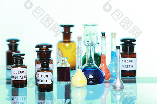医学玻璃瓶药店设备药剂师锅成分药物孤立的白色背景