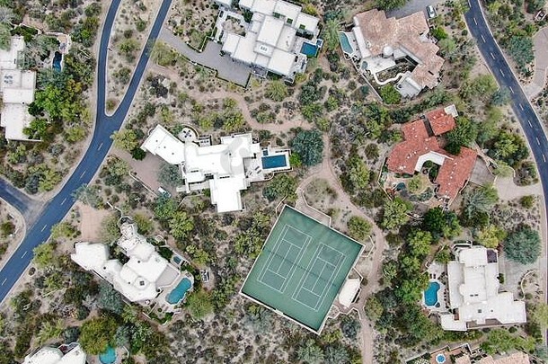空中前视图<strong>高档</strong>奢侈品房屋池网球法院斯科茨代尔凤凰城亚利桑那州