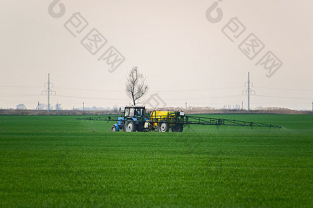 拖拉机使肥料喷雾工作农业机器