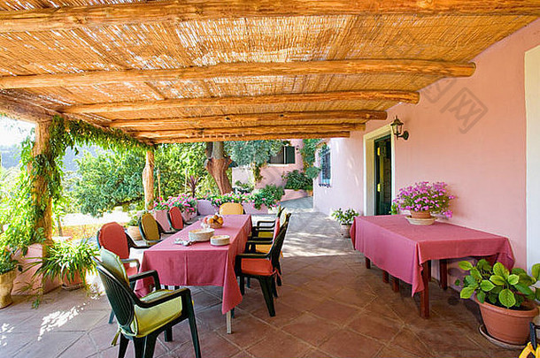 竹子雨篷椅子色彩鲜艳的垫子表粉红色的布阳台西班牙语别墅
