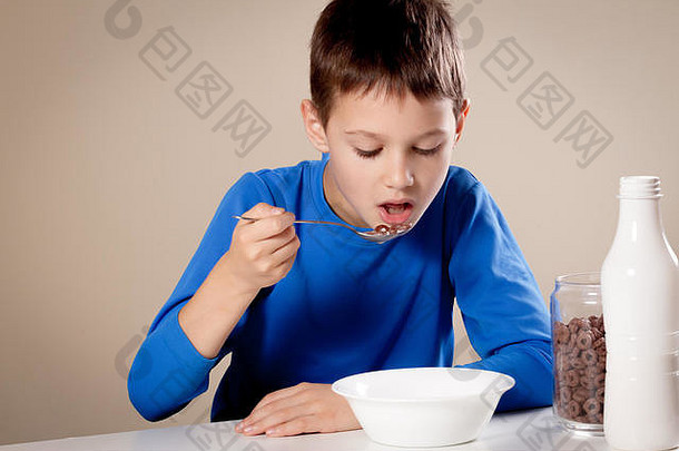 孩子吃chololate谷物牛奶早餐