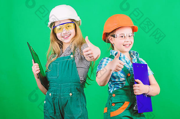 小女孩修复车间团队合作业务孩子们头盔平板电脑劳动一天工头检查员修复自信机械师工作团队