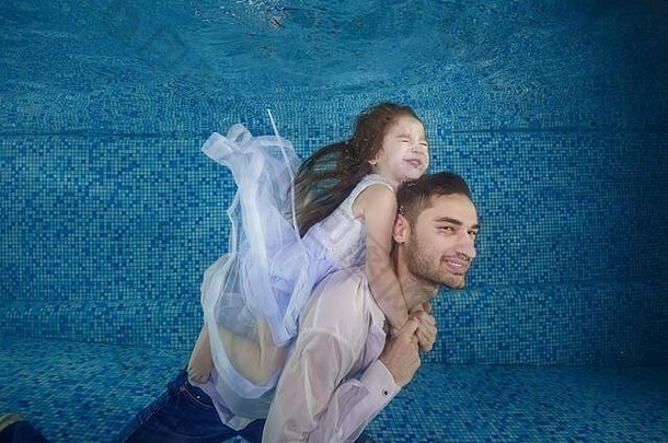 爸爸女儿в潜水水下池