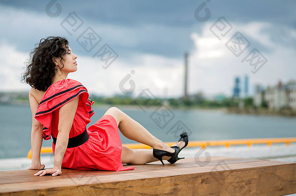 女人红色的衣服休闲城市背景