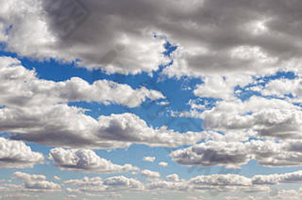 全景图片Cloudscape美丽的一天