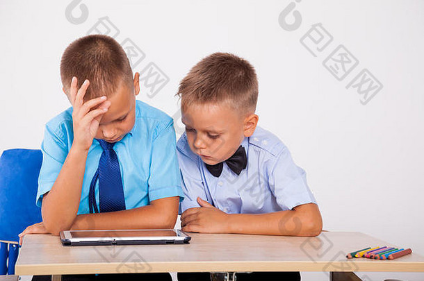 男孩学习教训互联网平板电脑