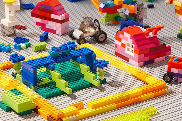 建设塑料彩色的砖块孩子们玩具操场上