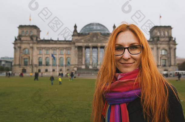 红色的头发年轻的女人德国国会大厦建筑德国政府柏林德国