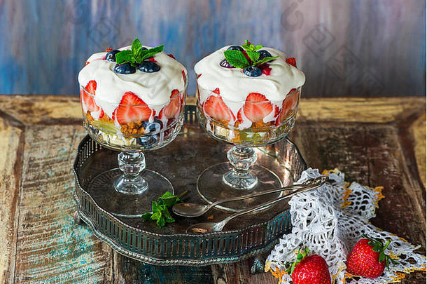 草莓水果沙拉蜂蜜酸奶玻璃碗新装的新鲜的薄荷