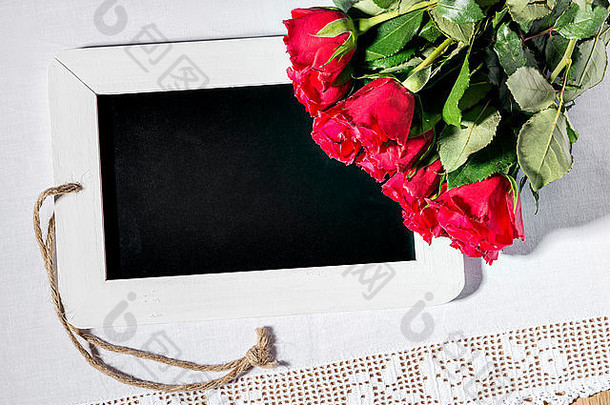 图像空白板岩黑板上红色的玫瑰