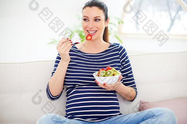 肖像美丽的怀孕了女人放松首页吃碗<strong>水果</strong>沙拉