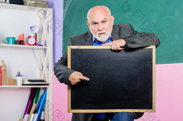 回来学校教育概念高级男人。老师空黑板上的地方复制空间成熟的老师男人。持有粉笔董事会信息考试毕业结果