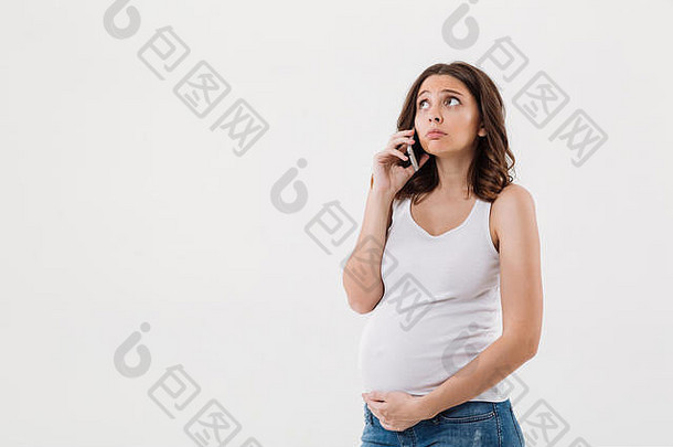 图像伤<strong>心怀</strong>孕了女人孤立的白色背景会说话的移动电话