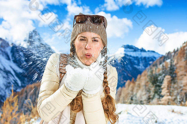 冬天更高的水平有趣的微笑现代旅行者女人前面山风景高阿迪杰意大利吹雪相机