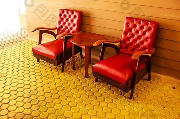 复古的红色的扶手椅家具装饰古董室内房间