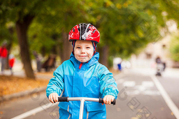 可爱的孩子年骑平衡自行车