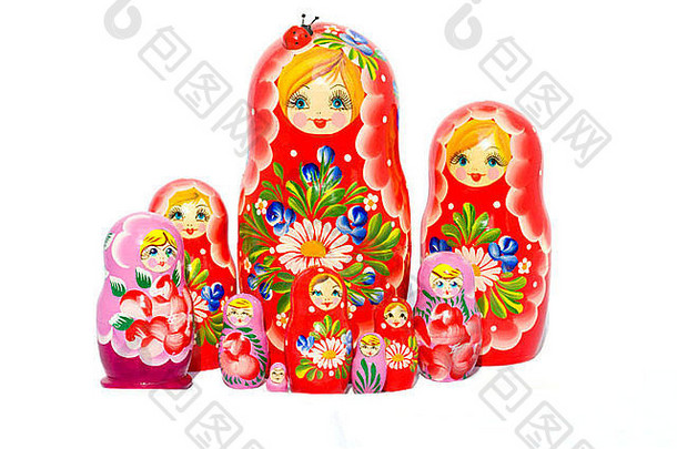 红色的紫罗兰色的俄罗斯娃娃家庭白色背景