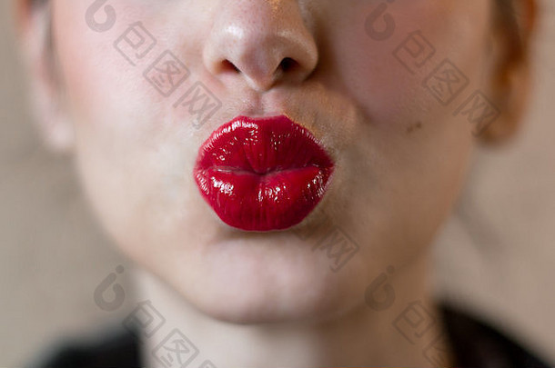 极端的关闭脸女人明亮的红色的口红嘴唇