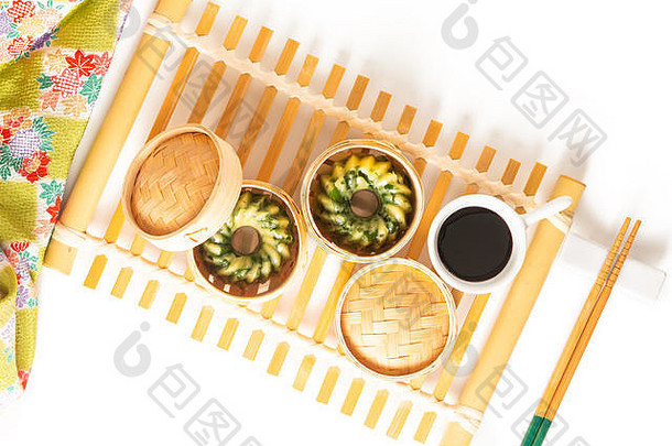 亚洲食物概念自制的森林总和蒸大蒜细香葱饺子森林总和竹子轮船篮子白色背景
