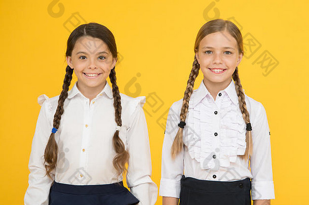 朋友孩子正式的时尚教育聪明的孩子们学校朋友快乐孩子们统一的女孩黄色的背景友谊姐妹关系朋友学校