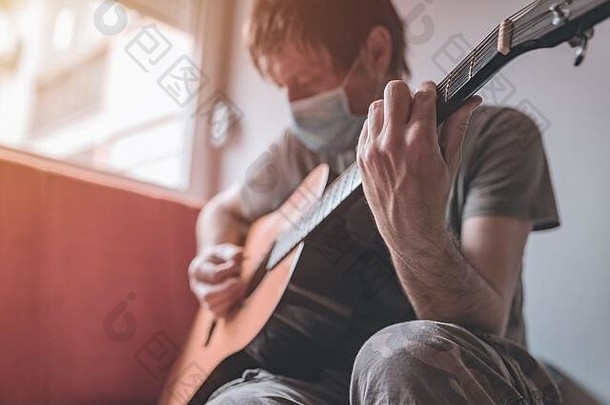 男人。玩声吉他首页检疫self-isolation科维德冠状病毒爆发