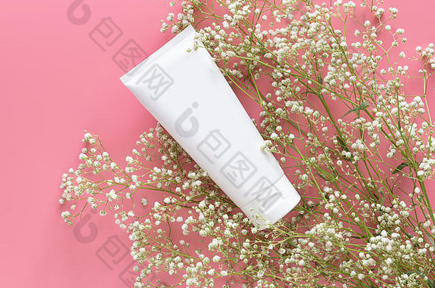 化妆品自然有机护肤品概念白色化妆品管容器空白标签品牌包装模拟装修白色花