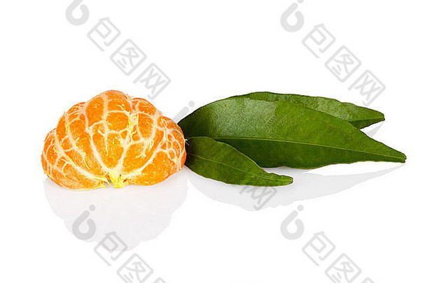 新鲜的普通话橘子叶子灰色反射白色背景