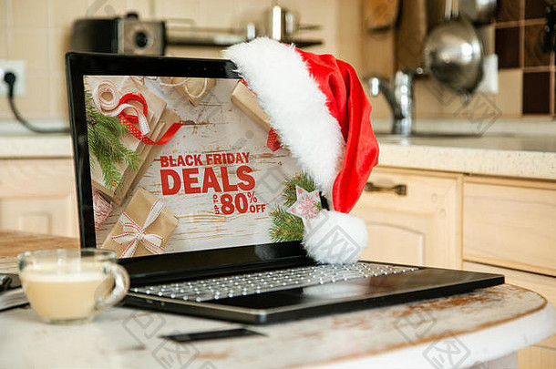 在线购物概念电脑销售横幅圣诞老人他咖啡