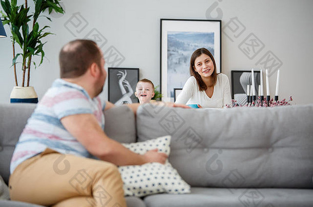 家庭照片男人。坐着回来沙发上儿子妻子沙发
