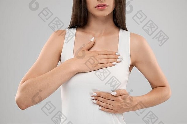 clolse隐身高加索人女人白色衬衫摆姿势灰色的孤立的背景触碰胸部手心痛前面作物浅黑肤色的女人痛苦疼痛心