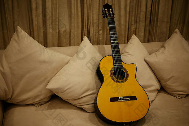 美丽的声吉他白色沙发生活房间