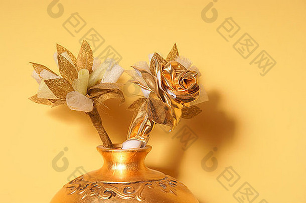 花瓶金玫瑰装饰人工花橙色背景