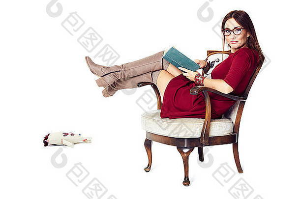 工作室拍摄有吸引力的女人放松书扶手椅