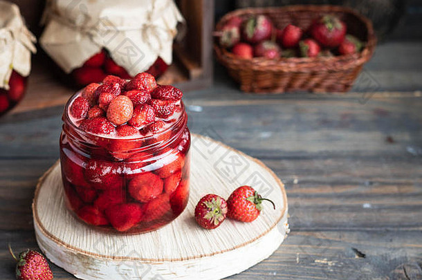 自制的保存新鲜的有机草莓玻璃Jar