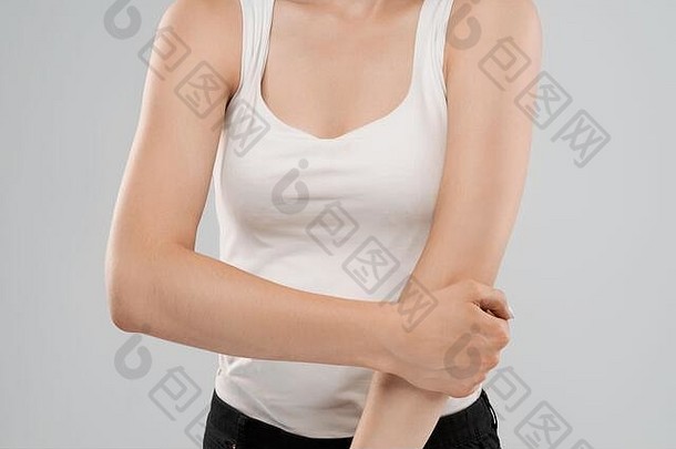 clolse隐身高加索人女人白色衬衫摆姿势灰色的孤立的背景触碰肘伤害前面作物浅黑肤色的女人痛苦疼痛手臂
