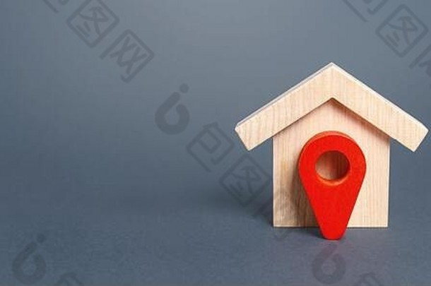小雕像木房子红色的位置指针概念位置建筑周围基础设施创建路线