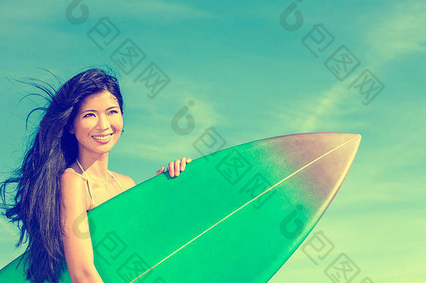 美丽的年轻的亚洲夏威夷女人冲浪者女孩比基尼冲浪板站海滩蓝色的天空
