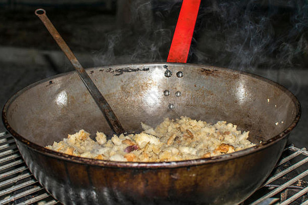 烹饪米加斯面包屑典型的西班牙语食物面包屑准备煎锅穆尔西亚西班牙