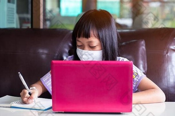 亚洲孩子女孩研究家庭作业穿脸面具在线教训首页保护法律顾问科维德病毒在线教育